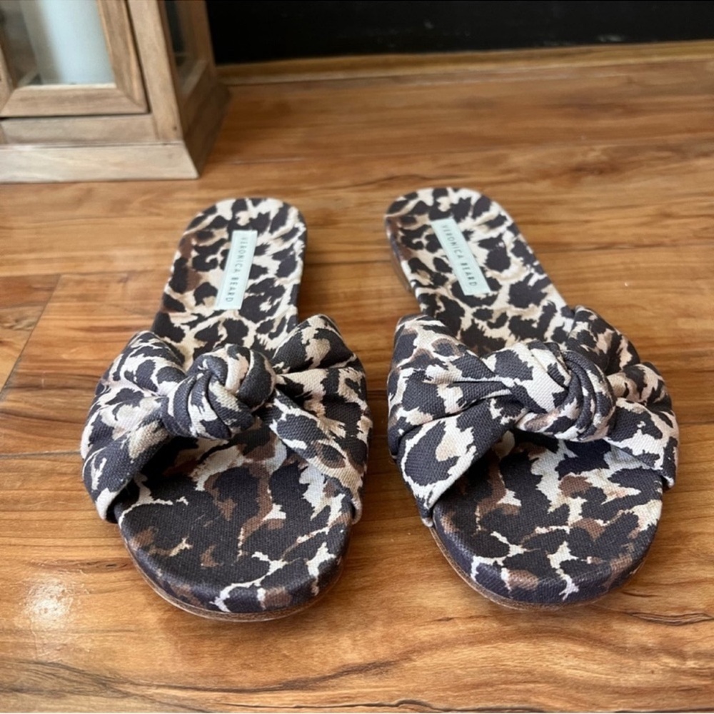 Veronica Beard Etra Knot slide sandal 
Size 7